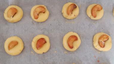 表面刷蛋液，放入预热好的烤箱，160度中层烤18分钟即可。