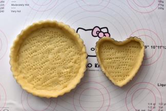 放入派模中，用叉子戳孔。