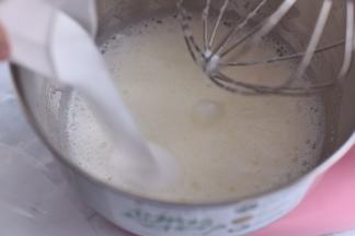 30克糖分三次加入蛋白中，高速打发。