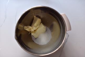 奶油奶酪加糖打顺滑。