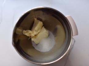 奶油奶酪加糖打顺滑。