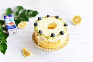 撒上柠檬皮屑，摆上水果。