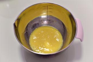 蛋黄中加入牛奶、玉米油、15克糖和15克柠檬汁，搅拌均匀成蛋黄糊。