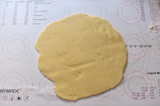 派皮材料擀成薄片。