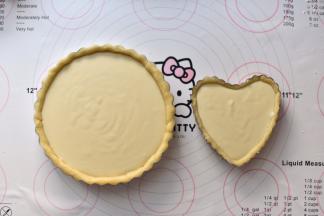 倒入派馅，烤箱预热180度，烘焙30分钟。