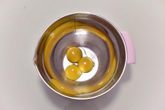 蛋黄与蛋白分离。