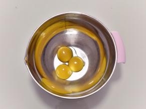 蛋黄与蛋白分离。