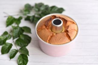 蛋糕取出后倒扣放凉。