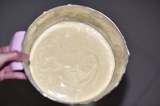 将拌好的蛋糕糊倒入6寸中空戚风模具，140度烘焙一个小时。