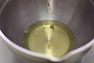 蛋白倒入无水无油的盆中。