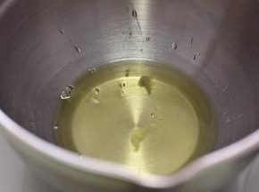 蛋白倒入无水无油的盆中。