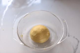 揉成面团静置15-20分钟。