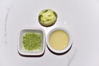 青柠檬先取最外层的皮留用，切开榨汁。