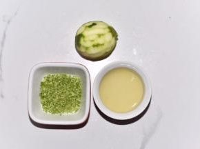 青柠檬先取最外层的皮留用，切开榨汁。