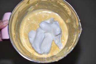 蛋白糊分三次加入蛋黄糊中，翻拌均匀。