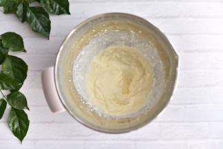 淡奶油加糖打发到6分发，淋在蛋糕表面上。