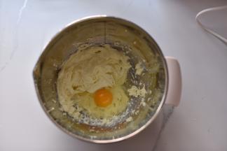 加入其他材料，继续搅打顺滑。