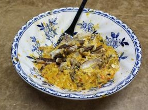 四个蟹拆下来就是小半碗量（蟹脚肉没弄碎，想吃整块肉）