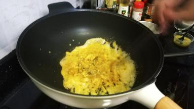 锅里热油放入咸蛋黄一个，加入少许盐压碎