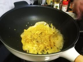 锅里热油放入咸蛋黄一个，加入少许盐压碎