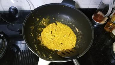 放入蟹黄蟹肉炒香
