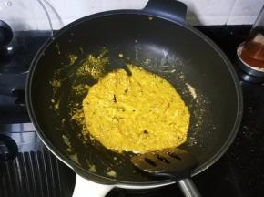 放入蟹黄蟹肉炒香