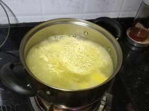 锅里同时热水，放入面饼煮4-5分钟