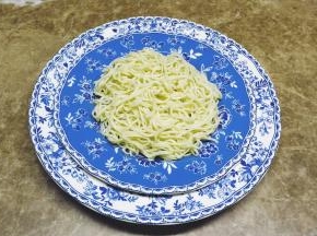 将面捞出沥干水，放入盘子里