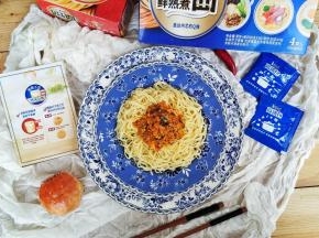 将秃黄油放入面上，拍好证件照就可以拌均匀开吃啦