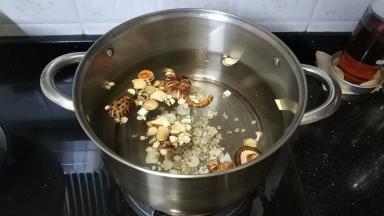 煲里放入足量水，放入洗干净的汤料和鸡胸肉骨大火煲开