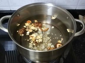 煲里放入足量水，放入洗干净的汤料和鸡胸肉骨大火煲开