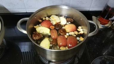 苹果两个切块放入汤煲里