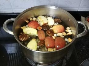 苹果两个切块放入汤煲里