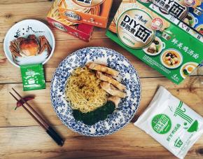 然后摆盘，淋入姜葱汁，拍照