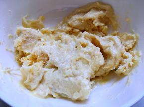 榴莲去核，捣成泥状，喜欢特别甜的可加五克白糖，增加甜口。我这次买的榴莲，成熟度特别好，非常甜，所以，没有加糖。