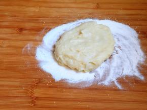 案板上撒一些手粉，将糯米团稍加揉搓。