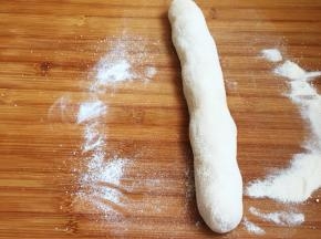 再搓成长条柱，切成约40克重的小剂子。