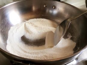 中小火炒制四五分钟，看到糯米粉微微变色，闻起来没有生粉味儿就好了，整个炒制过程，一定记得不停的翻炒，关火后，要保持翻炒一分钟，以免锅底部的粉焦糊。