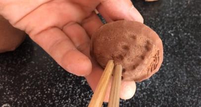 用筷子在两边夹出核桃纹