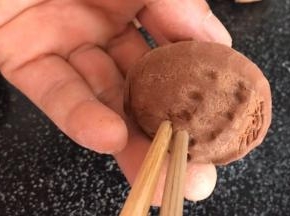 用筷子在两边夹出核桃纹