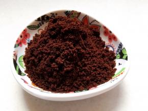 奥利奥放入袋子中，擀成细末备用。