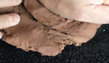 发酵好的面团揉匀排气