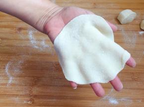 擀成比手掌大的圆饼（当然是擀的薄一些更棒）。