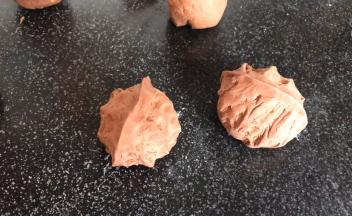 盖上保鲜膜醒发10分钟