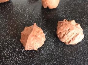 盖上保鲜膜醒发10分钟