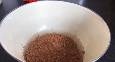 加入可可粉，拌匀