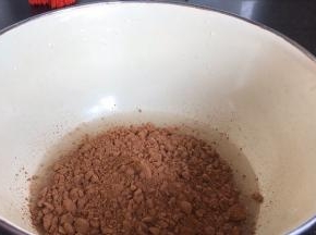 加入可可粉，拌匀