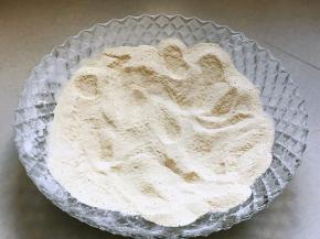 出锅放入大盘中自然晾凉备用。