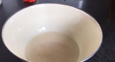 酵母中加入温水，拌匀至融化