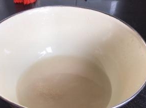 酵母中加入温水，拌匀至融化